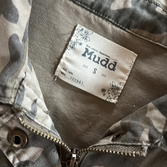 Mudd canvas Camo patterned jacket; semi fitted; S; pocket detailing; zip closure - Picture 4 of 6